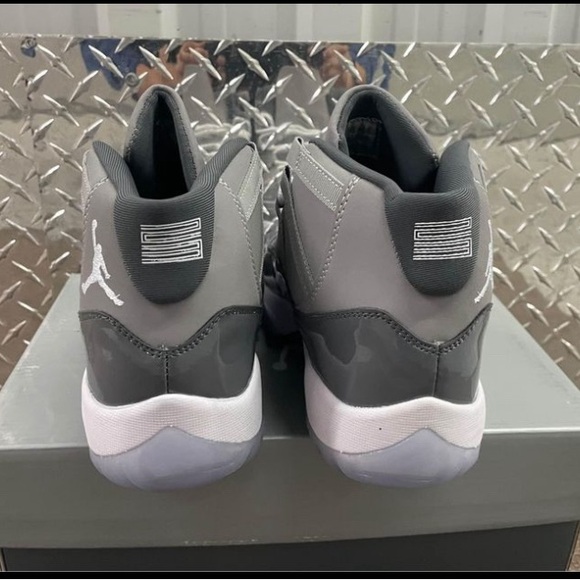 Jordan 11 - Picture 2 of 5